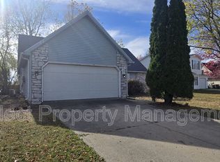 605 Copperfield Dr, Fort Wayne, IN 46825