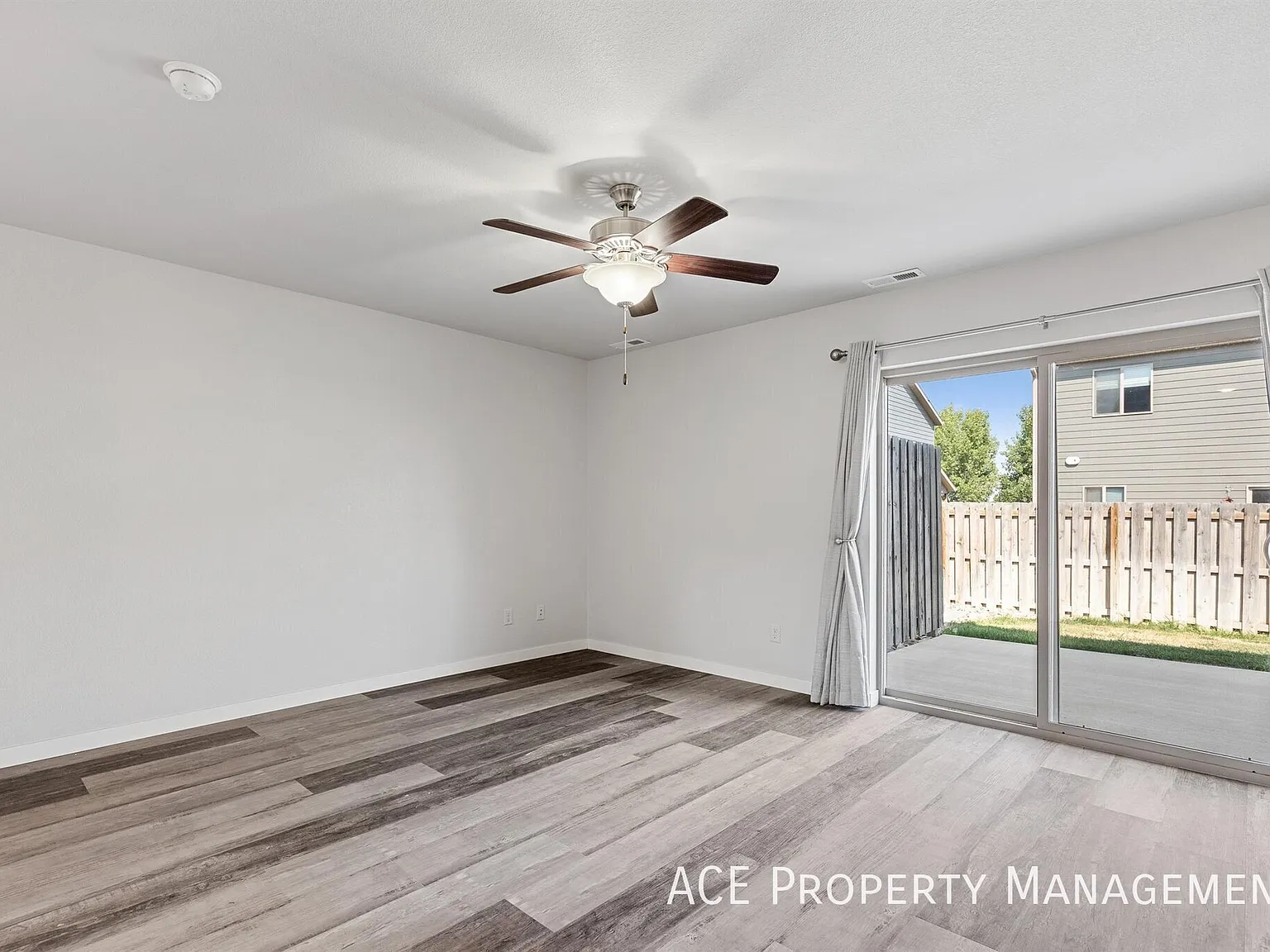 3 bed, 2.5 bath, 1608 sqft, $1,795 — Photo 3