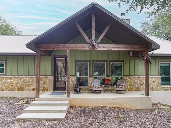 719 Falling Leaves, Adkins, TX 78101