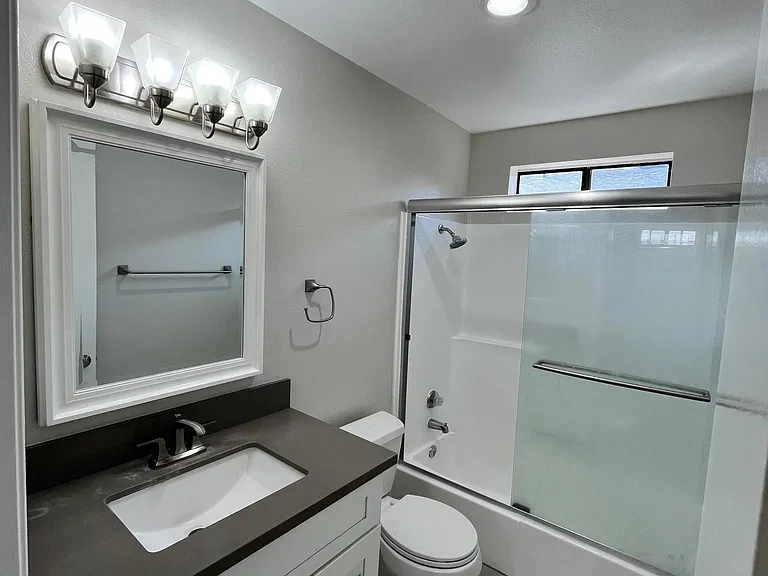 En-suite bathroom in master bedroom