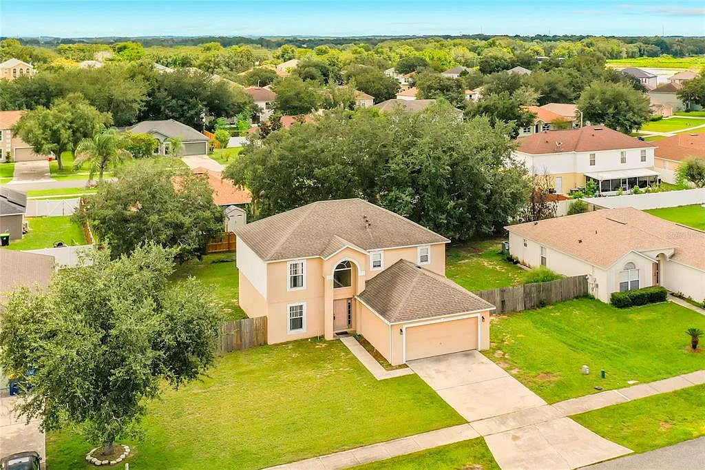 4 bed, 2.5 bath, 2320 sqft, $2,400 — Photo 4