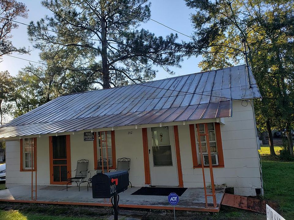 2nd image of 202 Ruth St