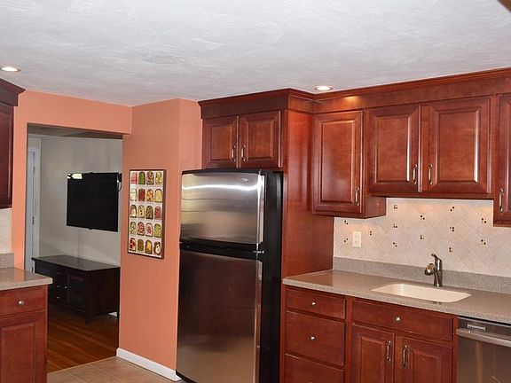 4th image of 34 Revere St