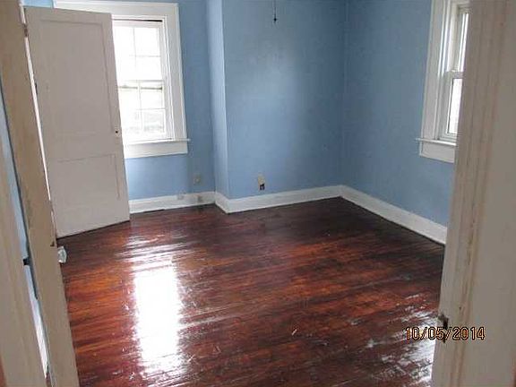 4th image of 325 E 36th St