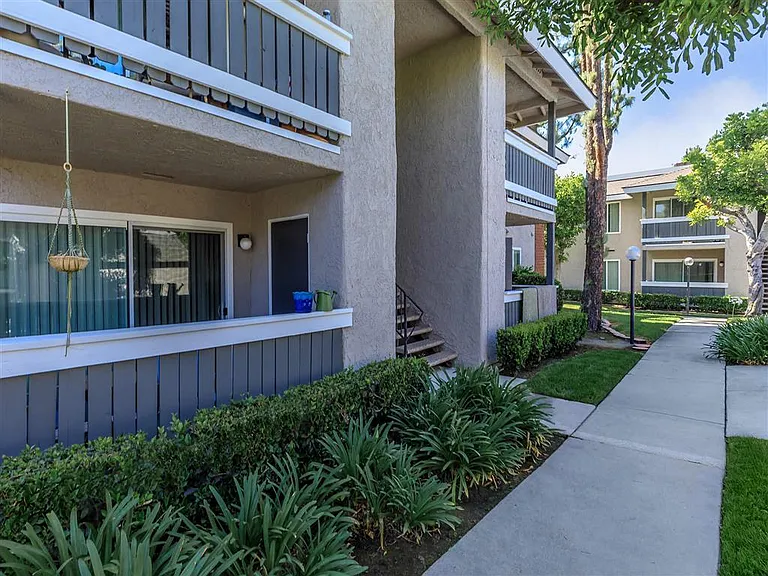 Newport Terrace Apartments — Photo 7