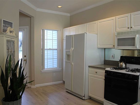 4th image of 201 Windward Ct N