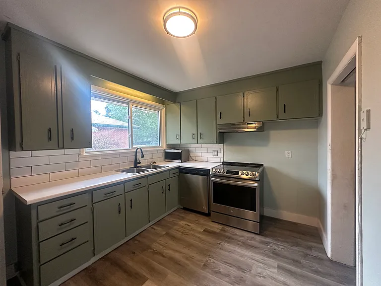 549 Hillside St — Photo 4
