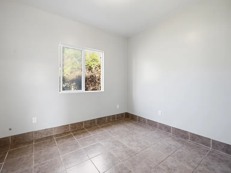 1220 W 45th St #1/2 — Photo 7