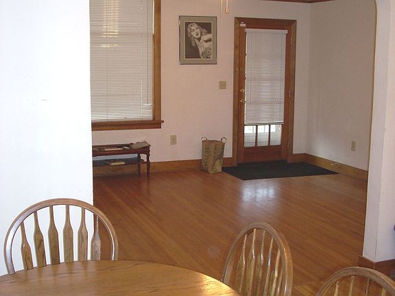 4th image of 823 W Spofford Ave