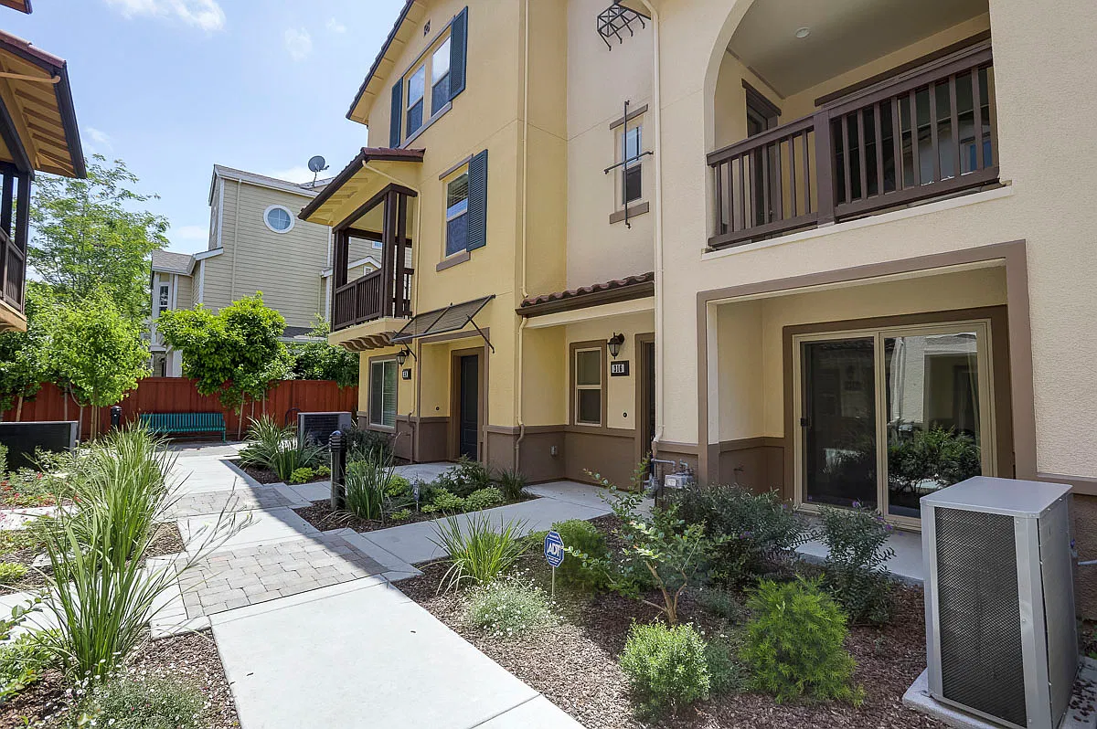 3 bed, 2.5 bath, 1568 sqft, $5,300 — Photo 1