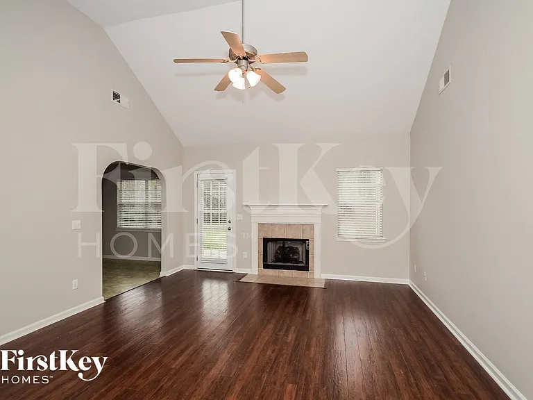 127 Renwick Ln — Photo 2