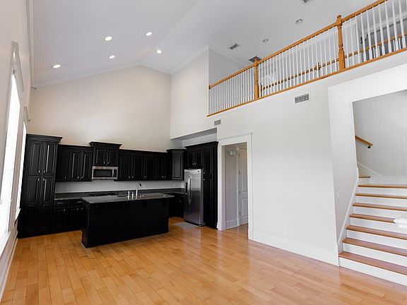 3rd image of 105 Butterfield St