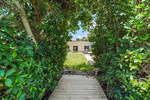 527 E Causeway Blvd — Photo 29