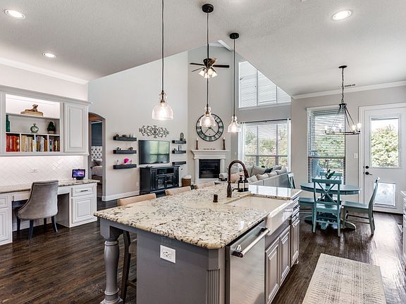 3rd image of 417 Sarah Cir
