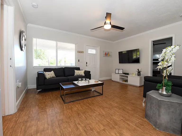 4901 NE 6th Ave — Photo 4