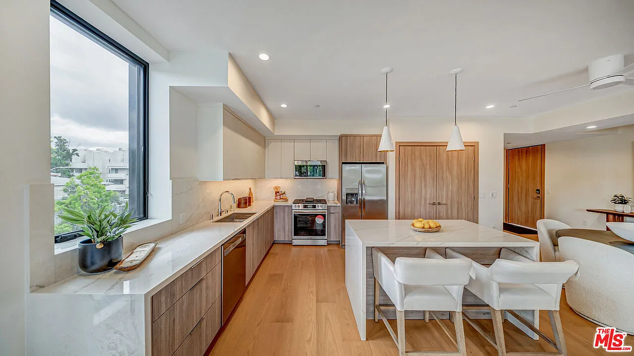 2 bed, 2.5 bath, 1653 sqft, $7,150 — Photo 3