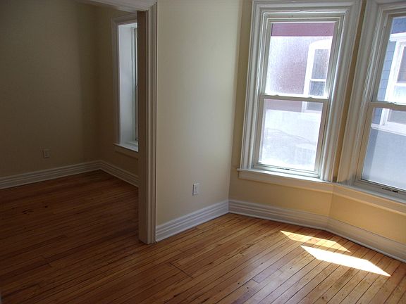 3rd image of 1106 Main St APT 3