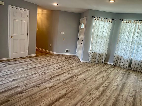3rd image of 26 Dickerson Ln
