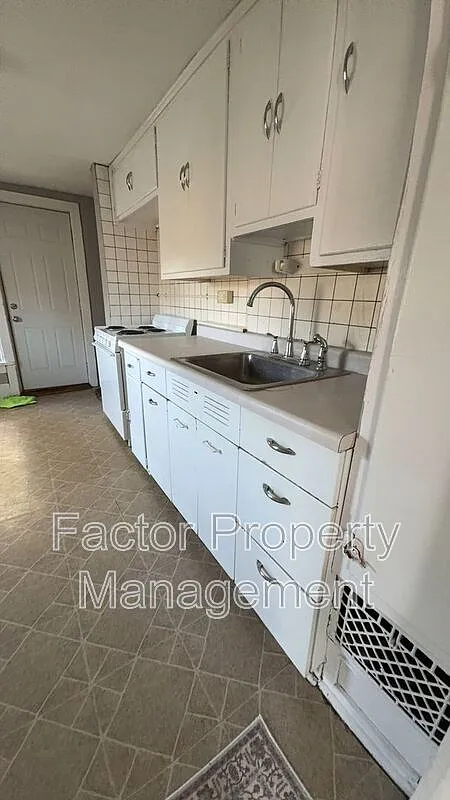 3 bed, 1.0 bath, 1068 sqft, $1,095 — Photo 3