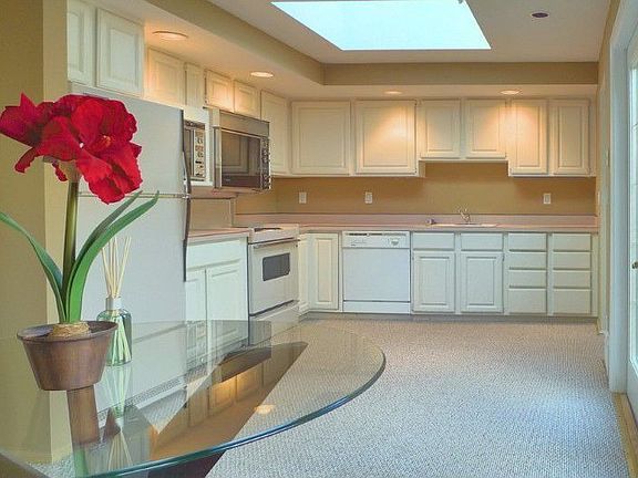 ENTERTAINMENT SIZED KITCHEN W/LARGE EATING/ENTERTAINMENT AREA WITH A BANK OF FRENCH DOORS OPENING UP