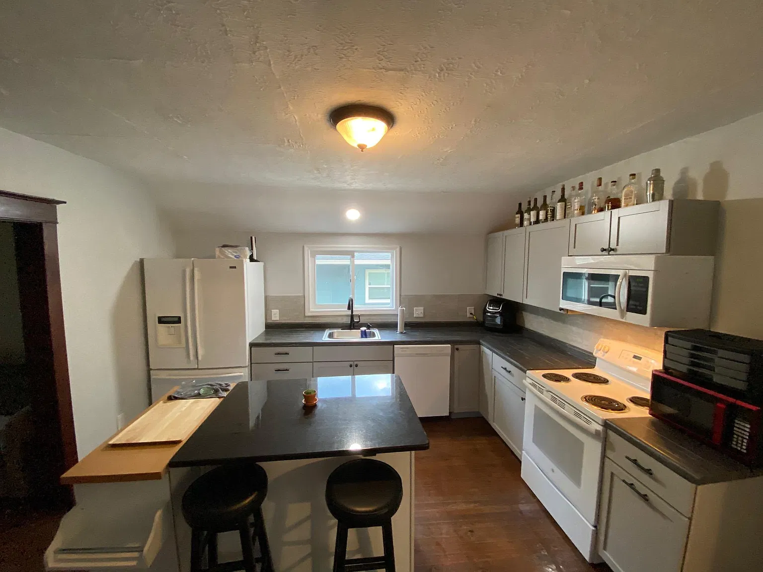 3 bed, 1342 sqft, $2,400 — Photo 1