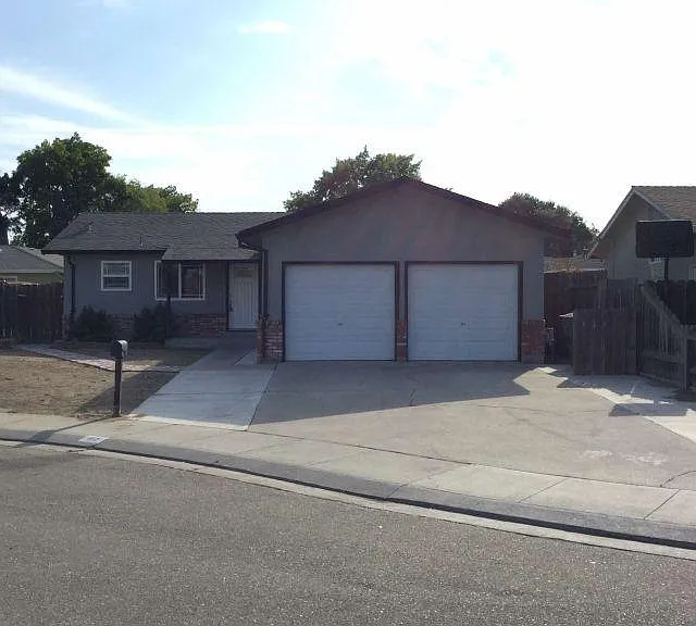 842 Amber Pl — Photo 1