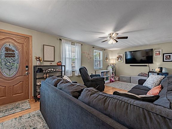 4th image of 240 Eden Dr