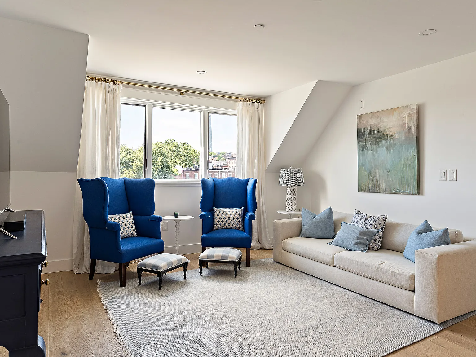 2 bed, 1077 sqft, $5,200 — Photo 2