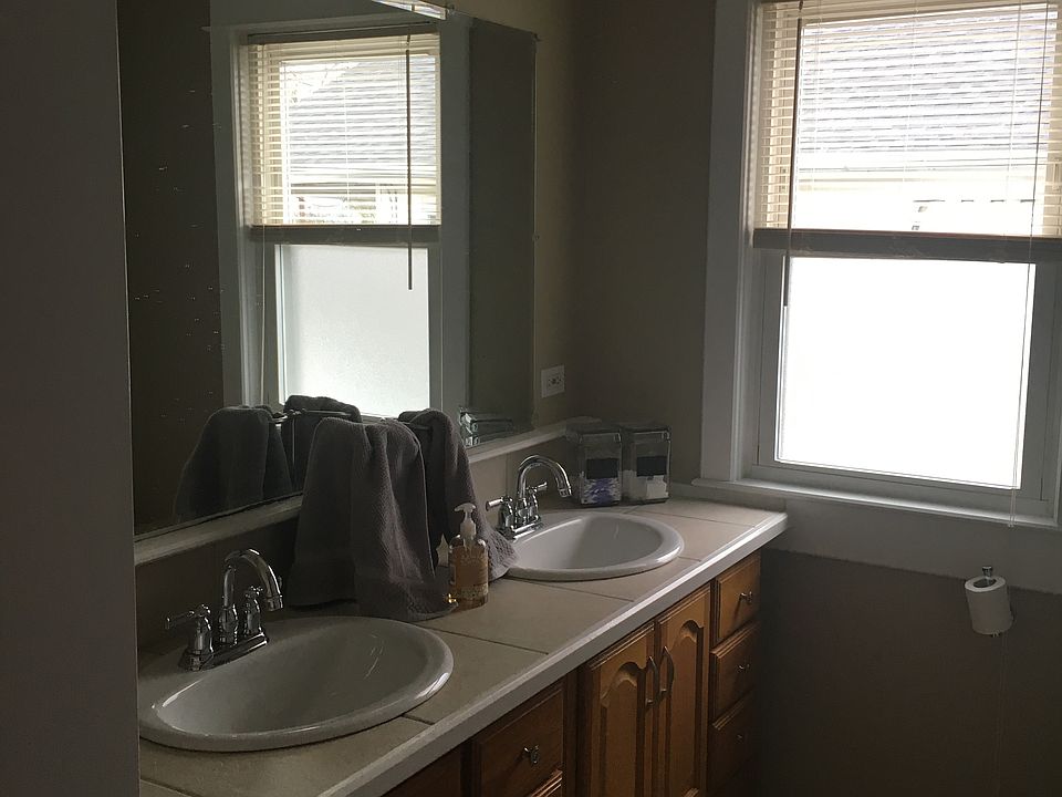 1st floor main bathroom 
