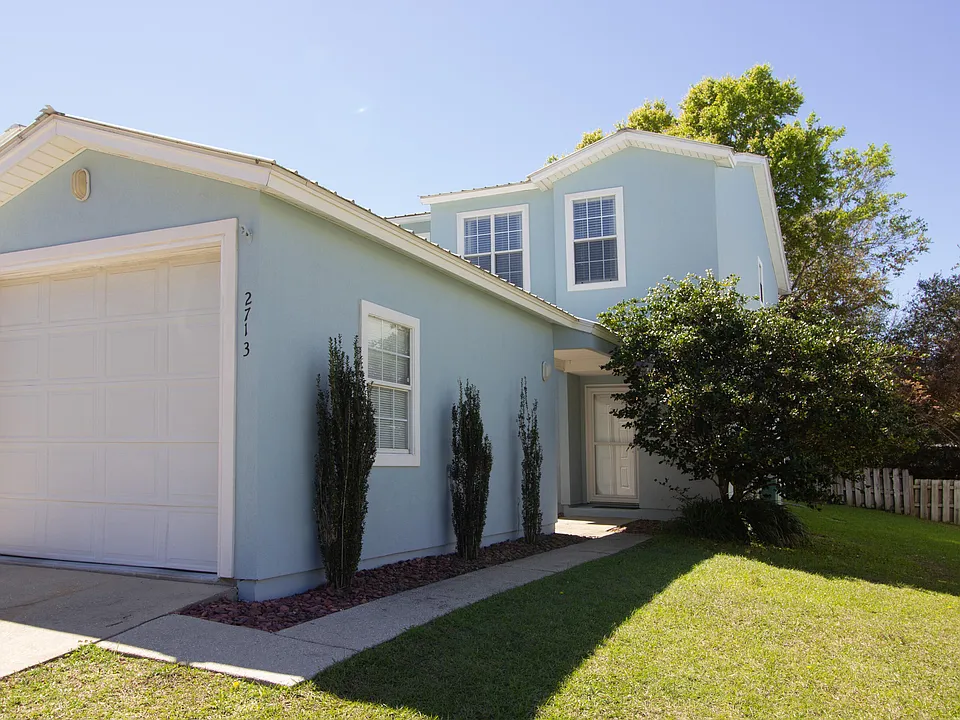 2713 Bay Club Dr