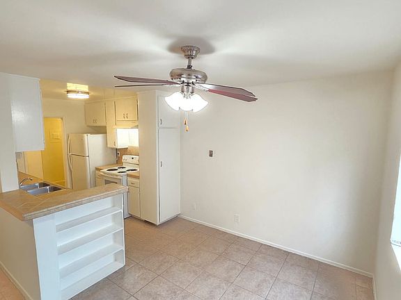 4th image of 13955 Oxnard St #111