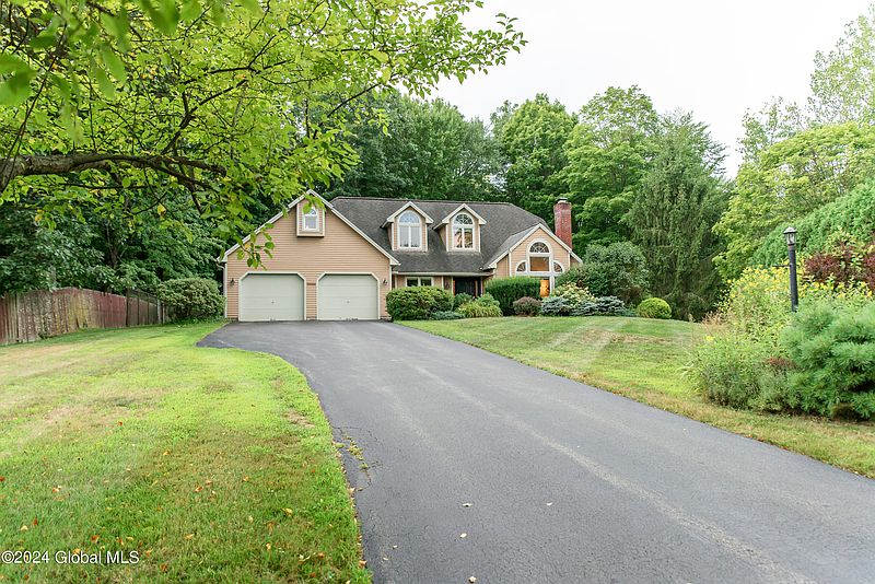 2nd image of 8 Chesterwood Court