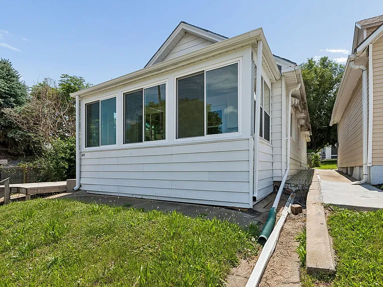 405 William St — Photo 2