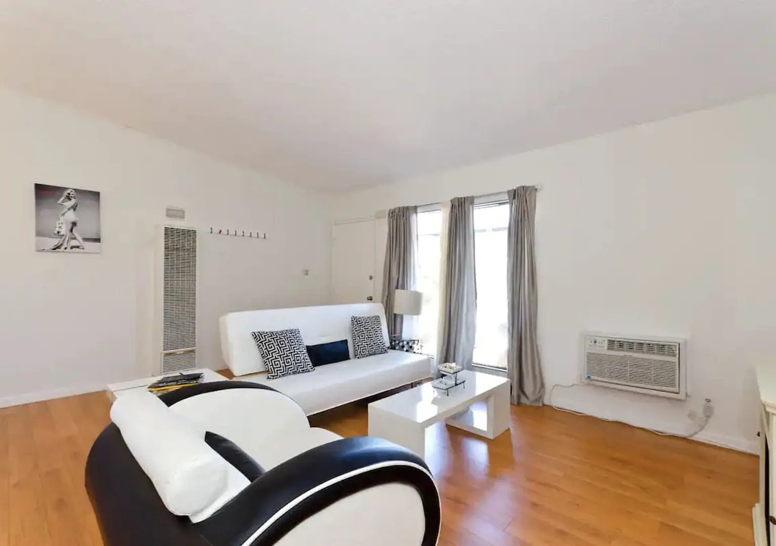 Sexy & Sun-Drenched WeHo - 2 bed/1bath — Photo 4