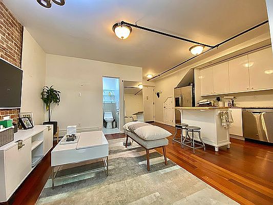 4th image of 71 W 71st St APT F