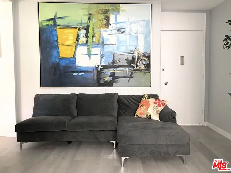 425 S Kenmore Ave #214 — Photo 2