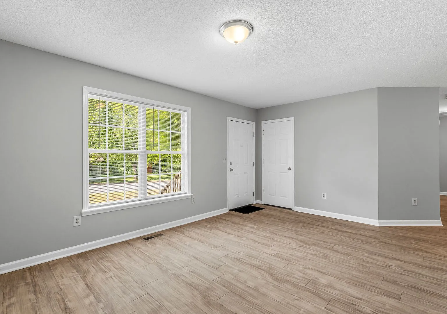 NW Home - Updated Kitchen and Bathrooms, Wood Laminate Flooring, Deck, Must See! — Photo 4
