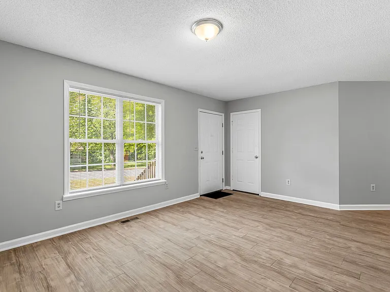 1811 Cody Ave — Photo 4