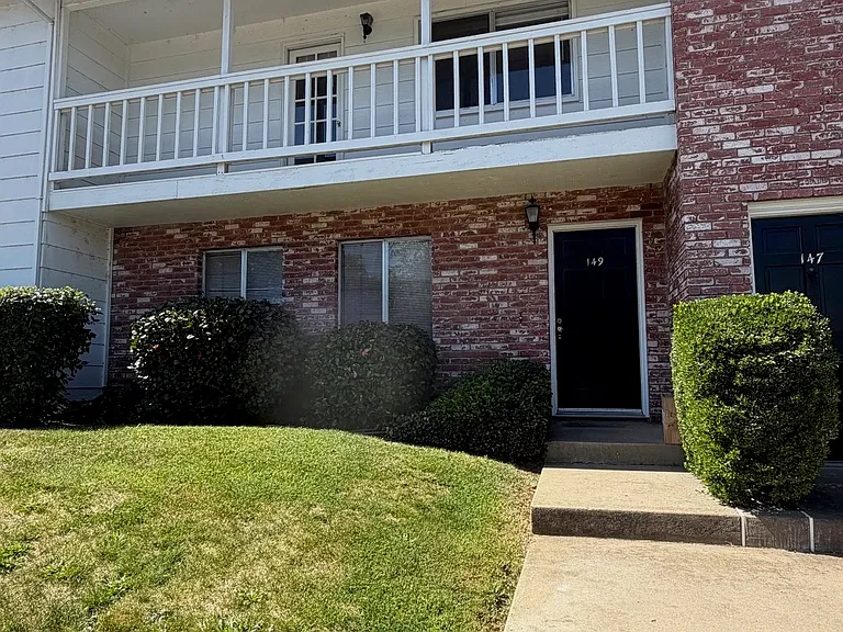 149 Patricia Ln — Photo 2