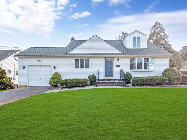 4 Yale Place, Farmingdale, NY 11735