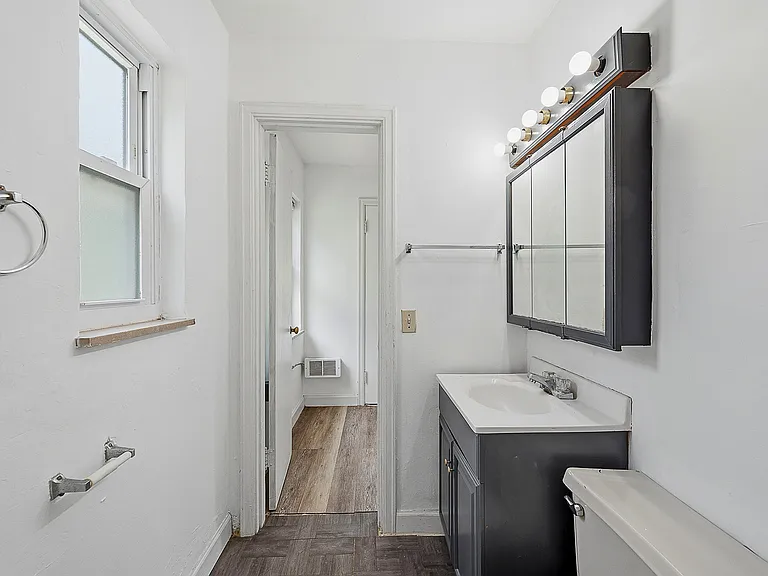 1528 Sutton Ave #2 — Photo 3