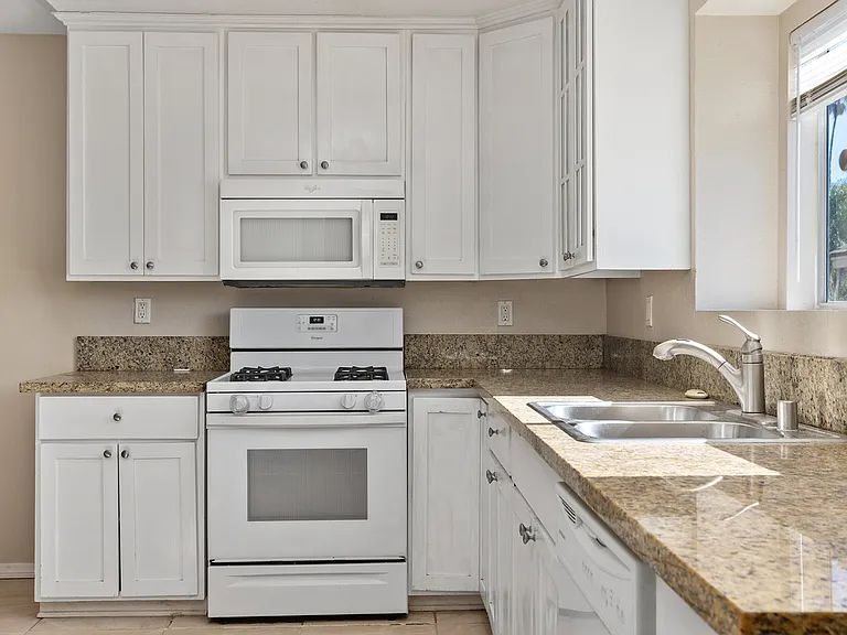 5271 Leon St — Photo 10