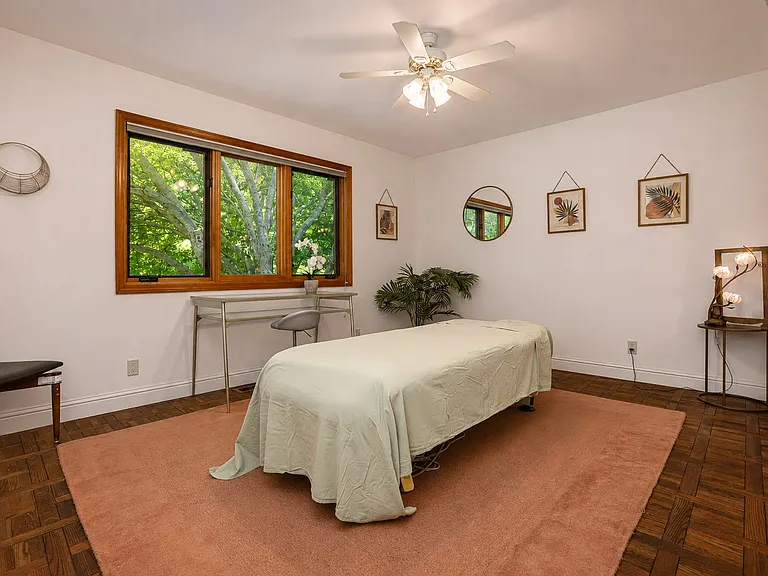 1049 Woodside Ln — Photo 29