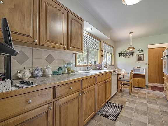 3rd image of 585 SE 59th Ct