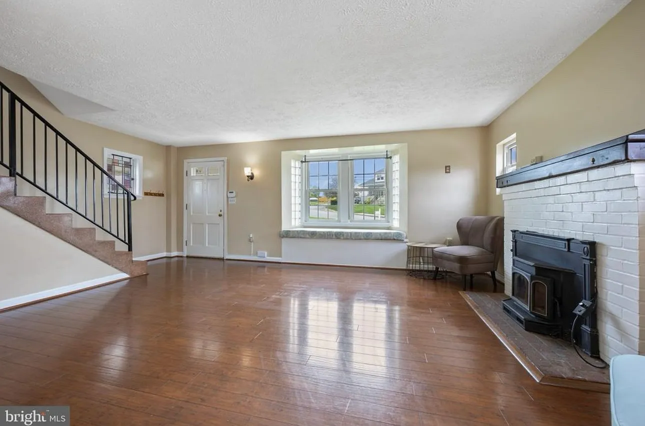 4 bed, 1.5 bath, 1675 sqft, $25,000 — Photo 3