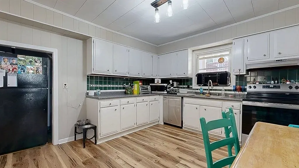 4 bed, $2,300 — Photo 3