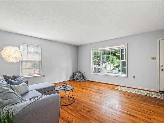3rd image of 683 Stonewall Dr