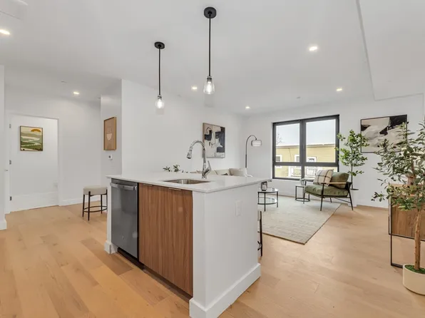 3992 Washington St #204, Roslindale, MA 02131