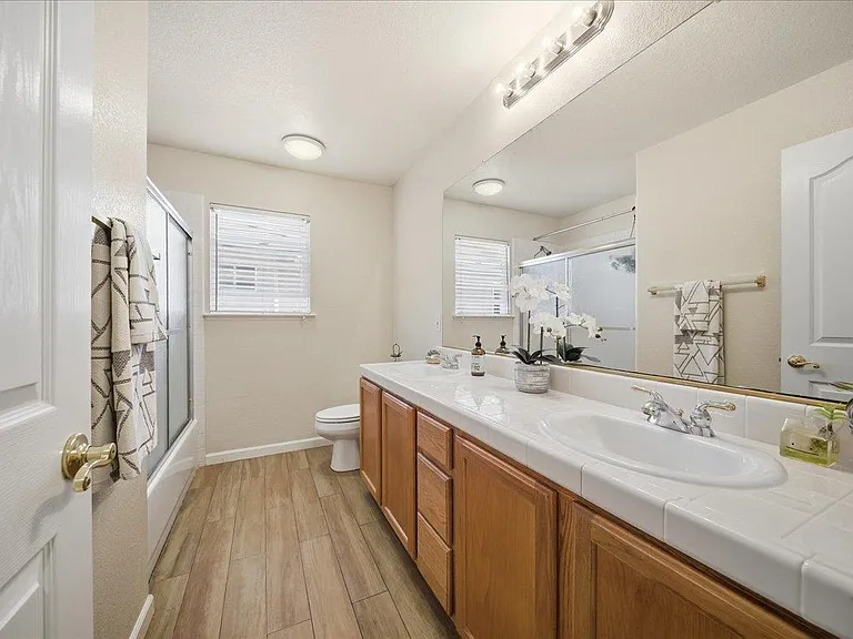 2nd Floor Bathroom 2