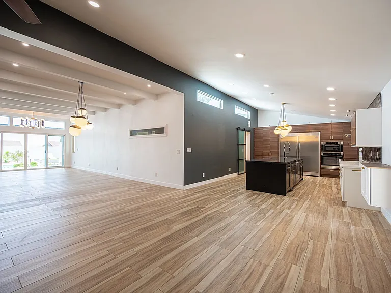 330 E Country Club Dr — Photo 31